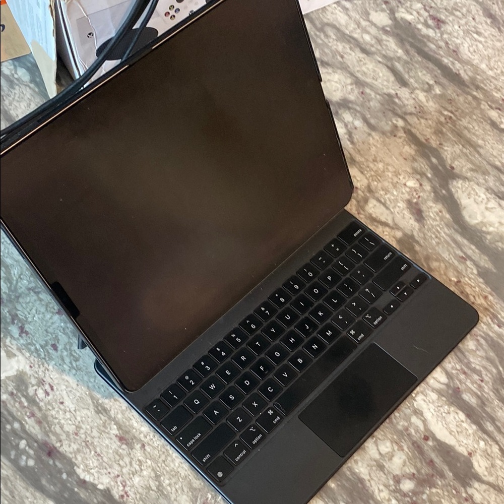 12.9 inch 256 gb iPad Pro 6th gen with keyboard